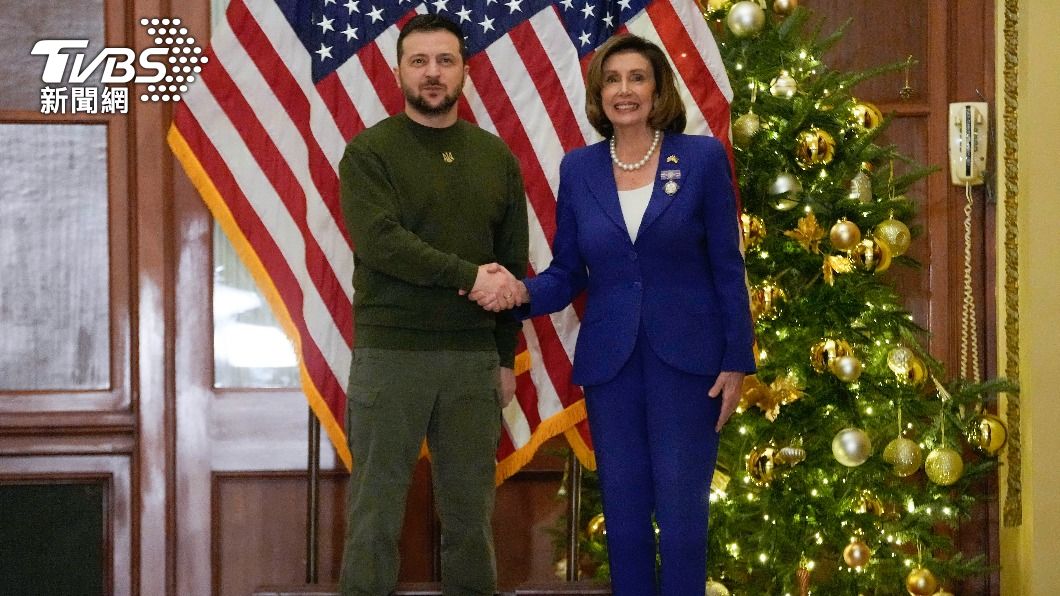 烏克蘭總統澤倫斯基(Volodymyr Zelenskyy)今(22)日赴美國國會演說,進入會場前與眾院議長裴洛西(Nancy Pelosi)握手致意。(圖/達志影像美聯社)