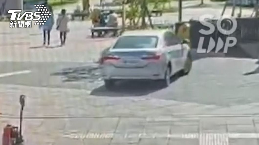 駕駛以為樓梯是車道。(圖/TVBS)