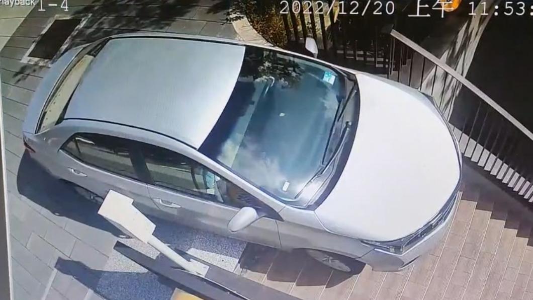 轎車緊急剎停。(圖/Facebook重機車友 ❘ 各區路況天氣、資訊分享中心)