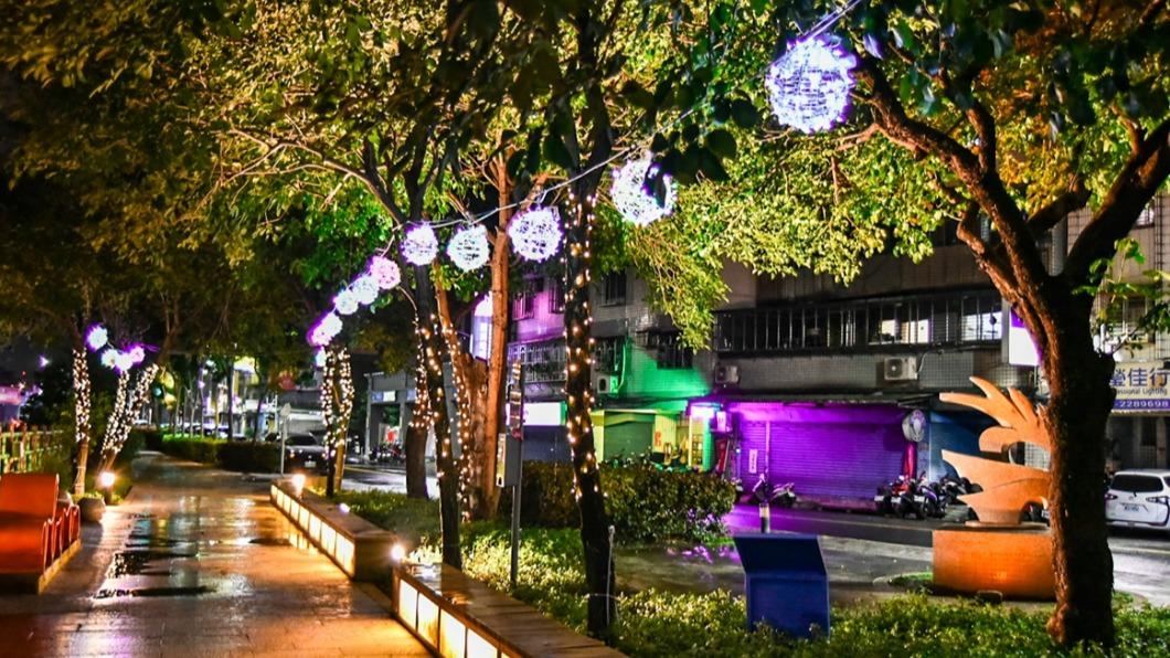 蘆洲鴨母港因光雕燈飾妝點，變得更加浪漫。（圖／新北水利局提供）