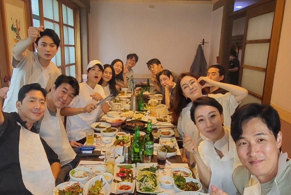 人在左側的宋仲基手裡拿著夾子,幫其他演員烤肉(圖/翻攝自1season73 IG)