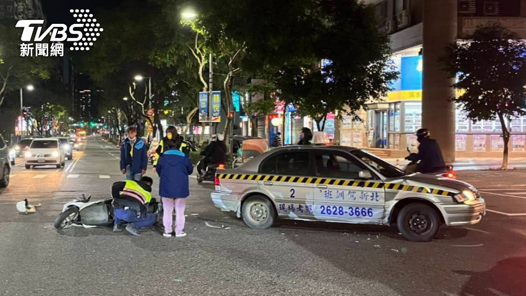 女開駕訓班教練車路口左轉 對向男騎士直行猛撞滿身傷