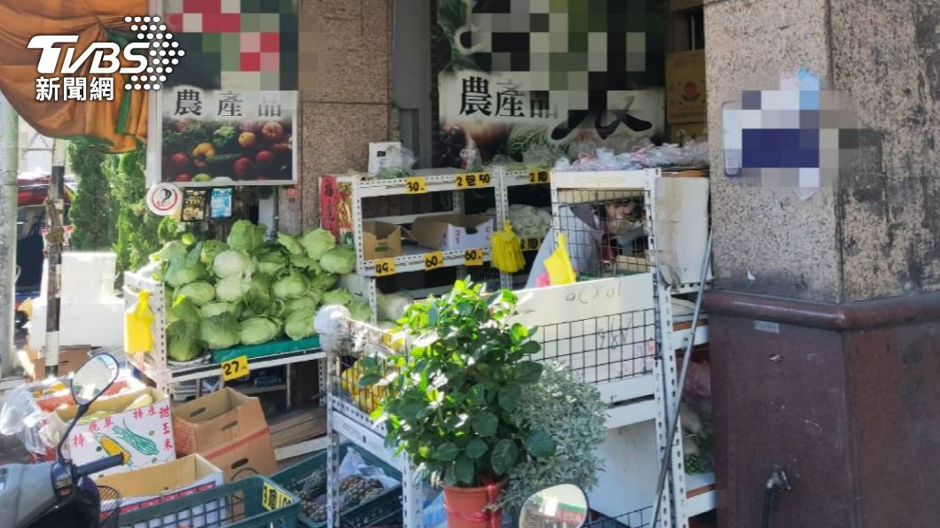 葉男在經營蔬果買賣。（圖／TVBS）