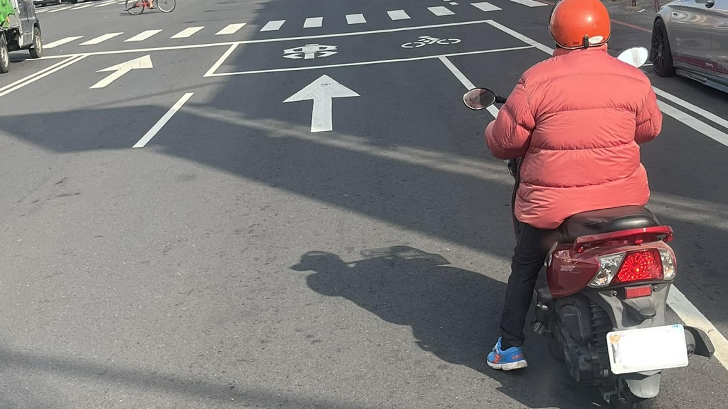 難得!女騎士停紅燈「不躲太陽閃陰影」 網笑:反過來了