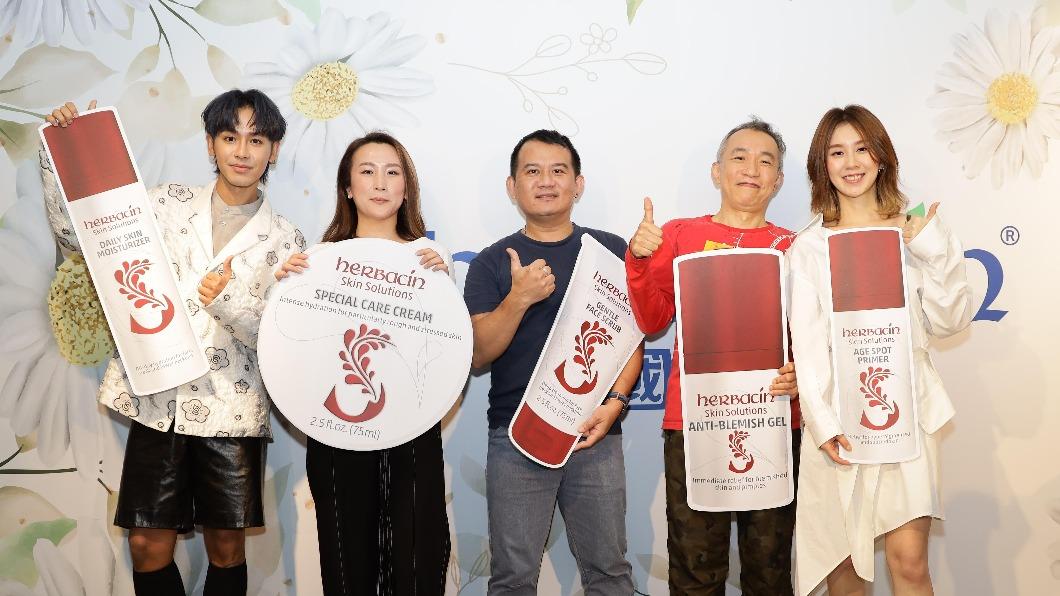 鼓鼓(左)和白安(右)深受廠商喜愛,更攜手代言保養品。(圖/德國小甘菊提供)