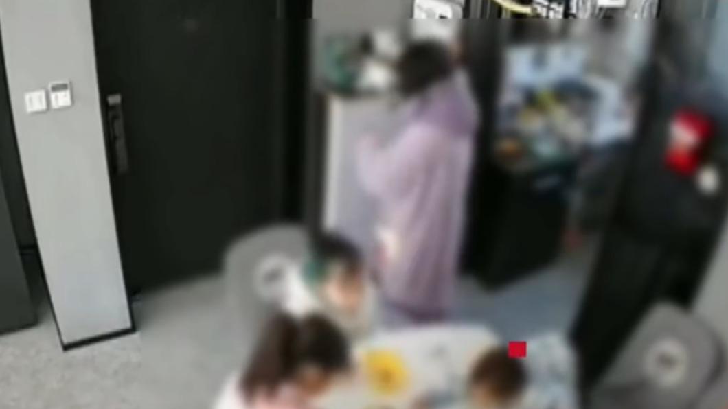 一名媽媽確診後獨自照顧3名孩子。（圖／翻攝自微博《星視頻》）