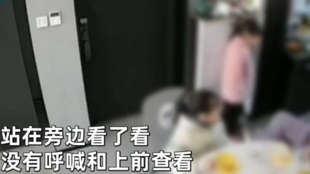 另一名孩子則向前看看媽媽，但沒有呼救。（圖／翻攝自微博《星視頻》）