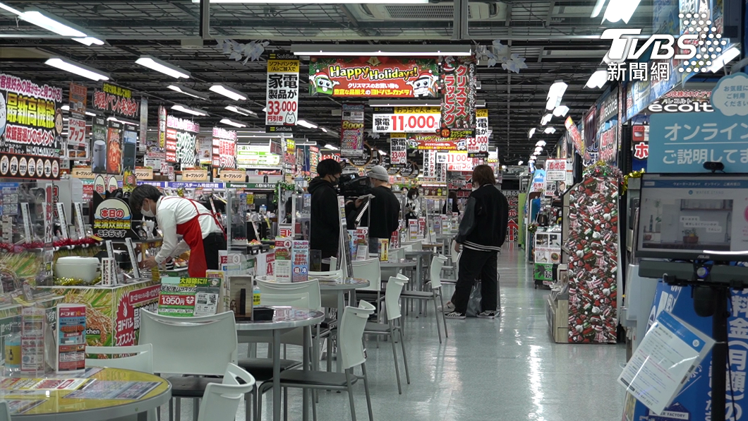 很多台灣人穿梭在Yodobashi店面之中。(圖/葉韋辰攝)