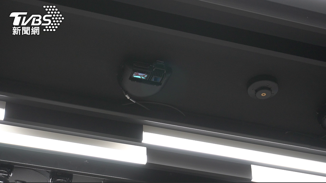 天花板裝置攝影機與感應器。(圖/葉韋辰攝)