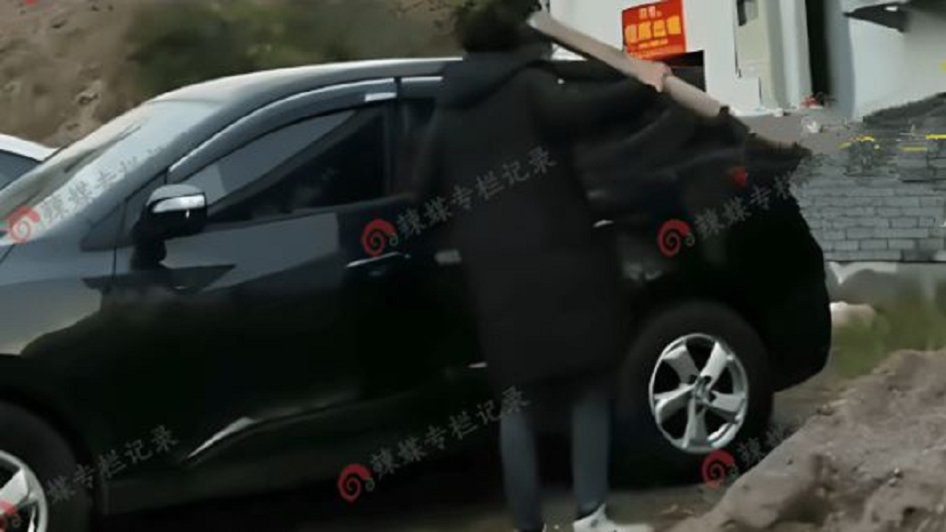丈夫得知後手持木棍要兩人下車。(圖/翻攝自搜狐新聞)