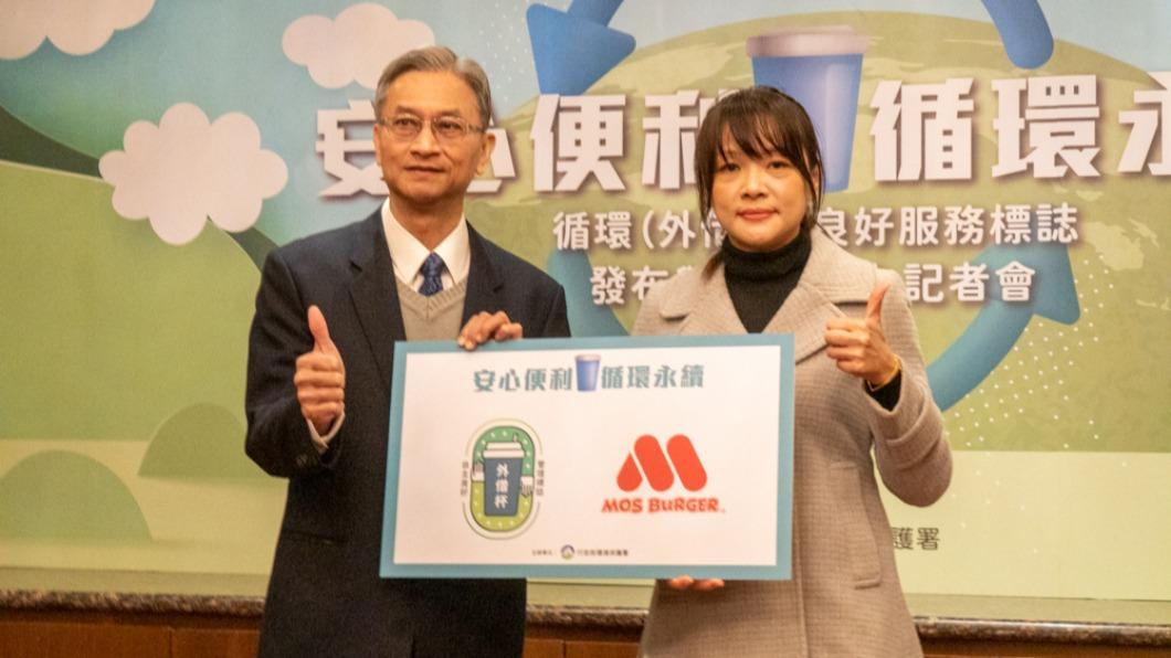 摩斯漢堡獲頒行政院環保署循環杯優良服務認證,摩斯為最先通過申請審查的連鎖速食企業。(圖/摩斯漢堡提供)