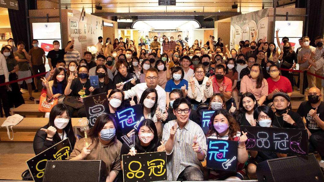 品冠(前排中)的深夜講座吸引不少死忠粉絲到場。(圖/種子音樂提供)