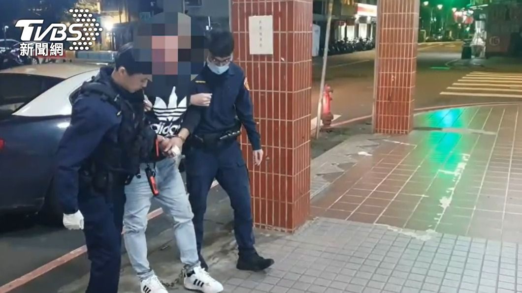警方訊後將許姓通緝犯移送偵辦。(圖/TVBS)