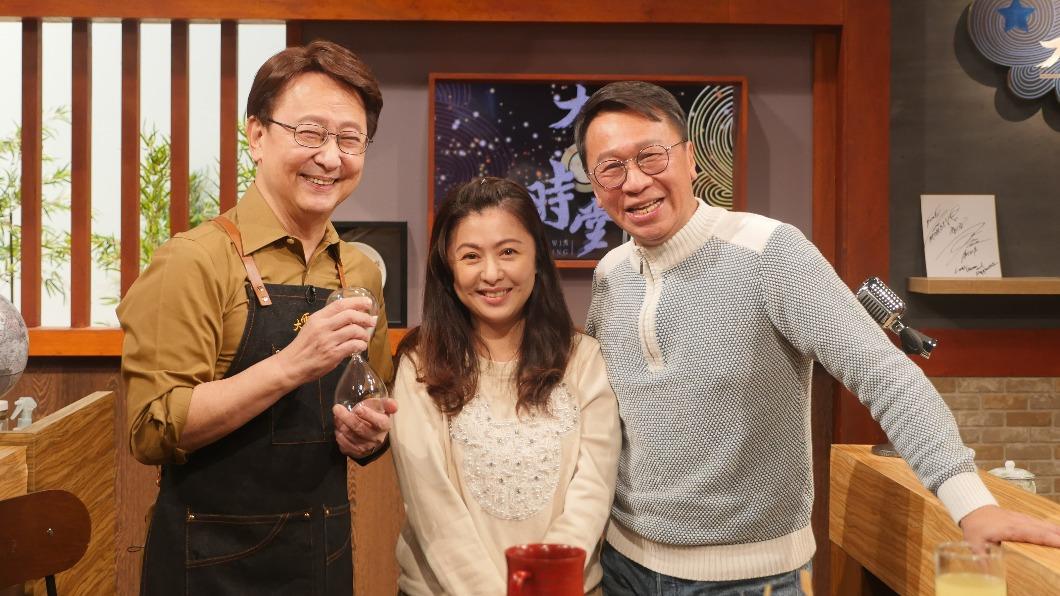 游安順(右)、陳心妤(中)接受《大雲時堂》李四端(左)訪問。(圖/MOMOTV提供)