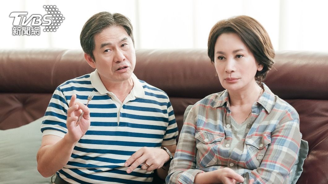 洪都拉斯（左）戲裡苦勸老婆陳亞蘭，放下孩子們善意的謊言。（圖／TVBS）