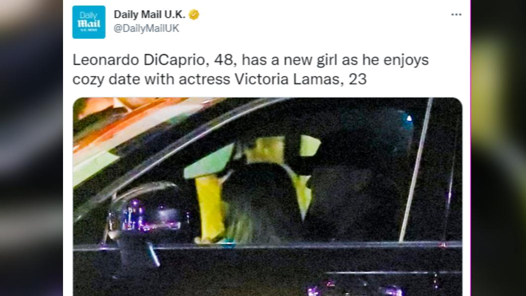 李奧納多被拍到與女星在車上交談。（圖／翻攝自推特）