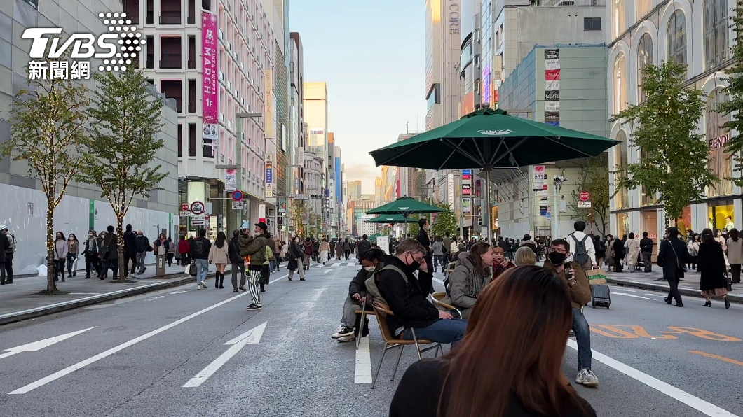 周末的銀座徒步區已湧入許多外國旅客。（圖／葉韋辰攝）
