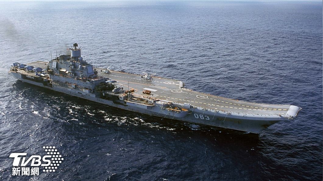 從2017年進廠維修至今，俄羅斯唯一航空母艦「庫茲涅佐夫號」重返大海時程不斷被延後。（圖／達志影像美聯社）