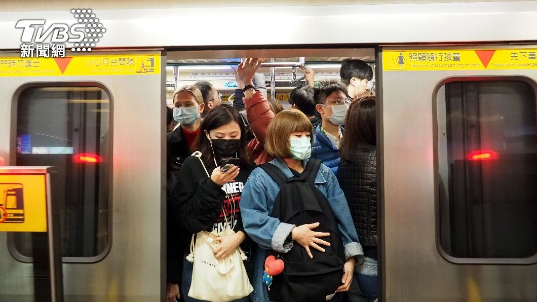 地鐵重啟後塞滿趕著上班的市民。(示意圖/達志影像歐新社)