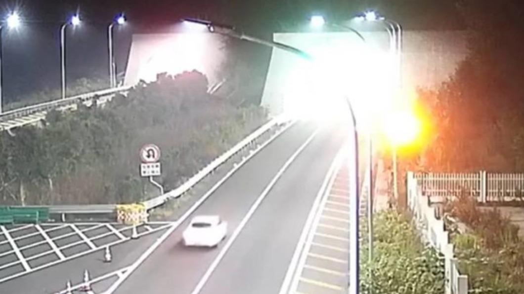 一名駕駛遇上車輛定速與煞車都故障,只能放任車輛以126km/h的速度往台州方向狂飆。(圖/翻攝自新京報)