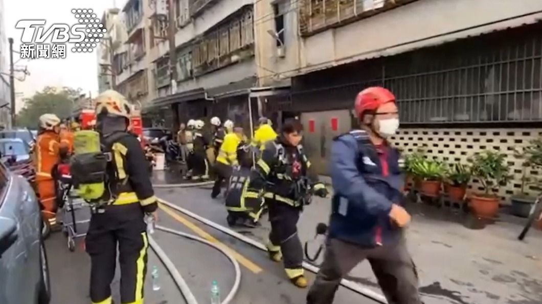 消防人員救援。(圖/TVBS)