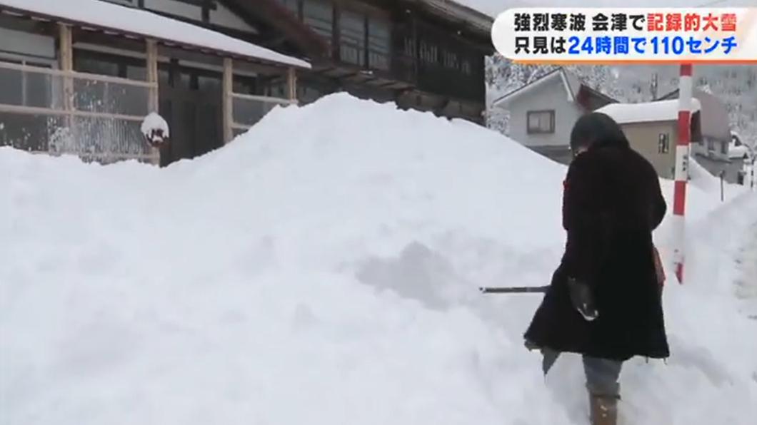 有日本民眾的家門前玄關入口處直接被雪埋沒,連家都回不了。(圖/翻攝自TUF福島)