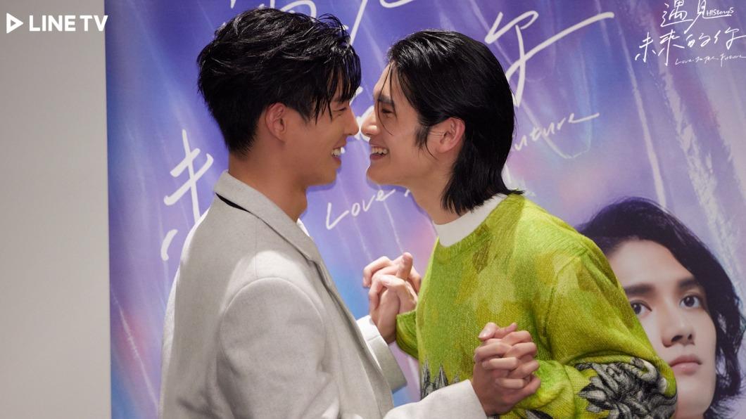 BL劇男星同居褒愛!張碩航「躲被窩給驚喜」下秒糗爆