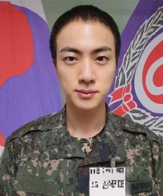 身穿迷彩軍服的Jin,眼神看起來相當堅毅。(圖/翻攝自南韓論壇)