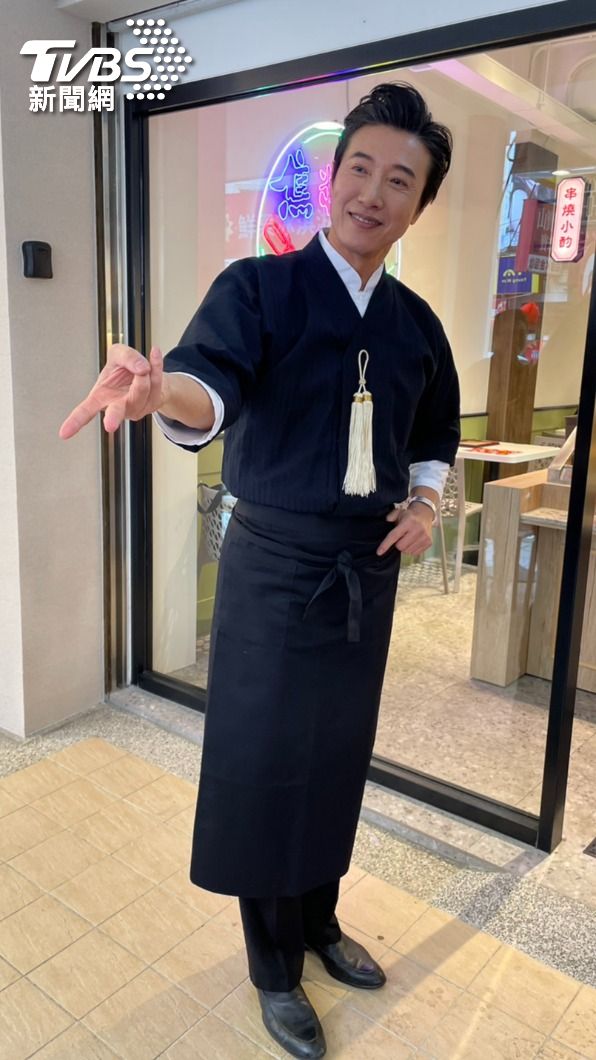 陳鴻學習比出流行的倒V手勢。(圖/謝佩樺攝)