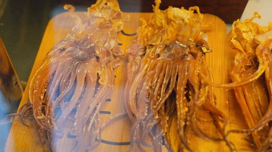 透明櫥窗內擺放著各式各樣的魷魚乾。（圖／瑋瑋美食萬歲提供）