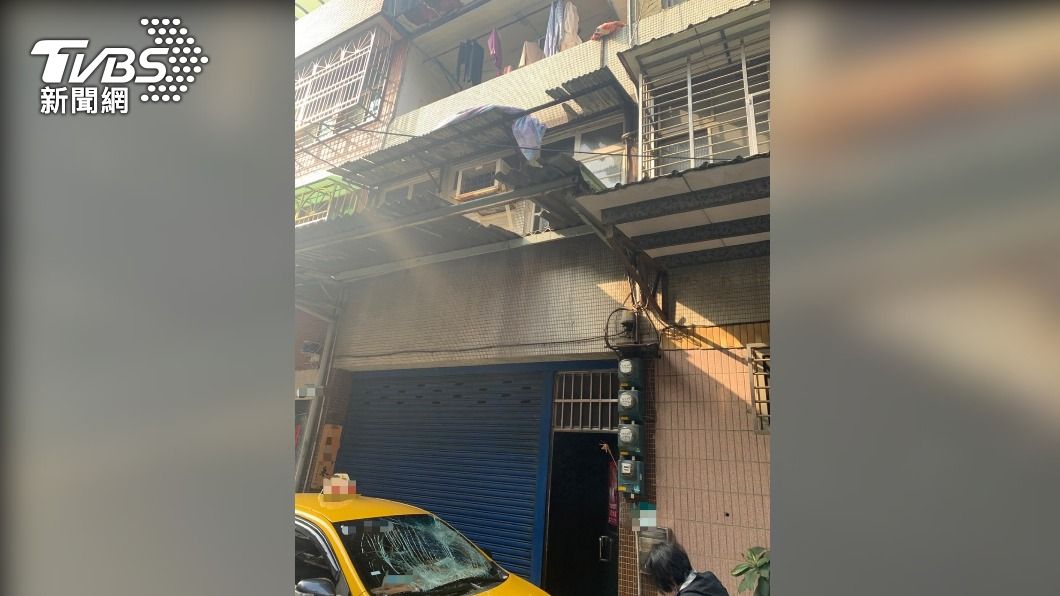 婦人為救貓從3樓住家摔下,當場重摔在計程車上。(圖/TVBS)