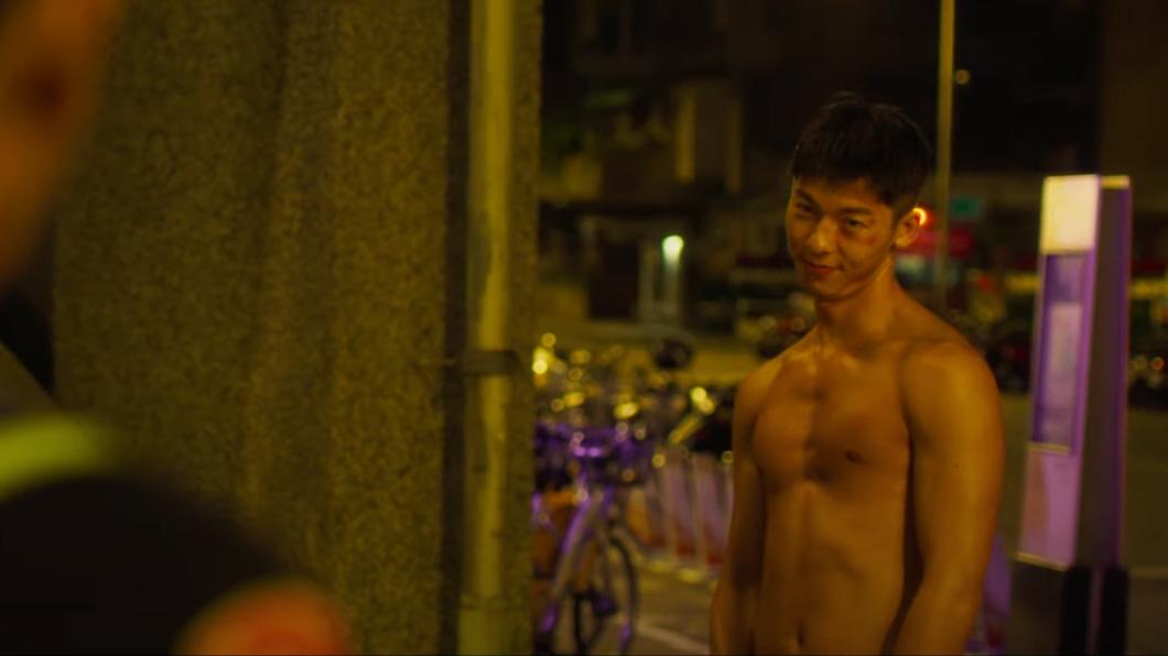 許光漢在《關於我和鬼變成家人的那件事》中不少裸上身場面,十分養眼。(圖/翻攝自YouTube)