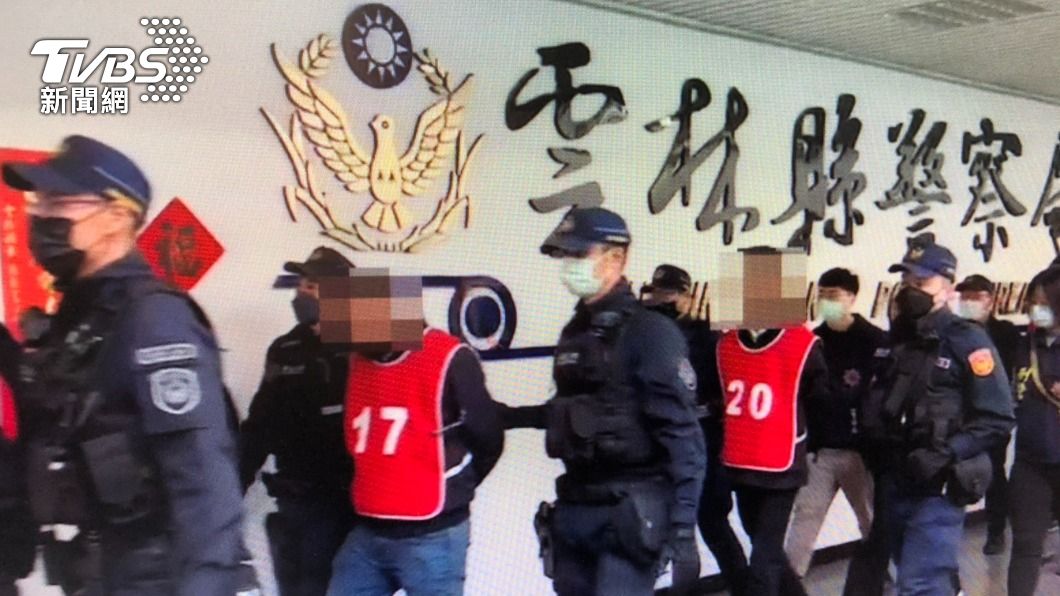 警方帶回17人。(圖/TVBS)