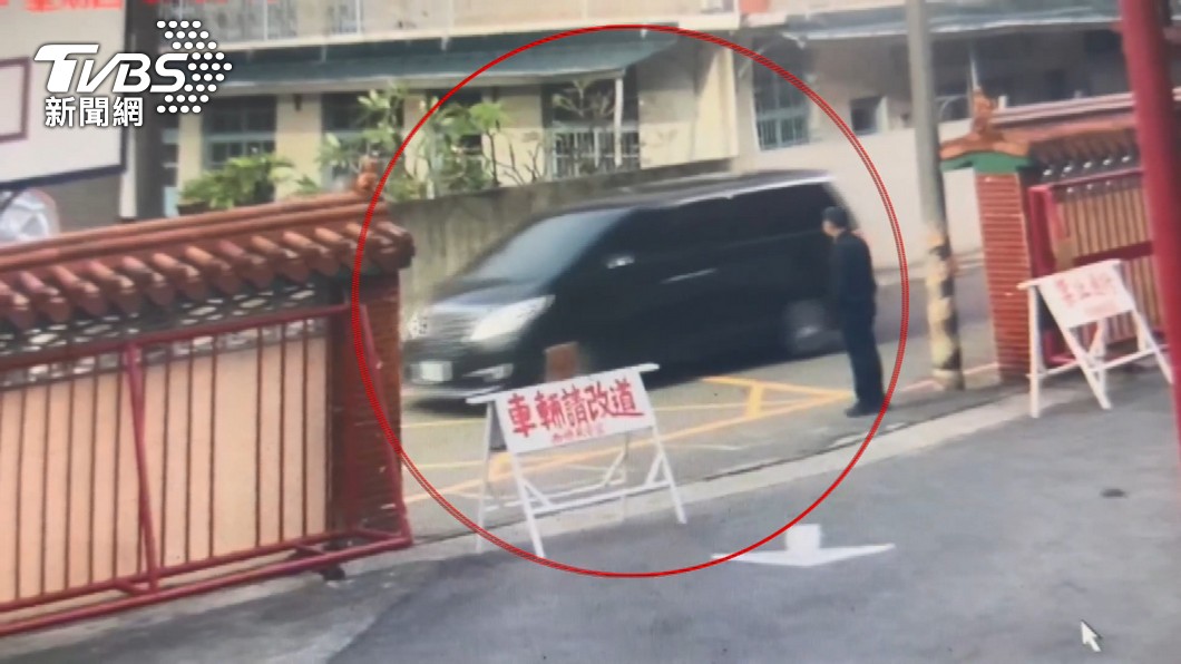 方一峰被請上車。(圖/TVBS)