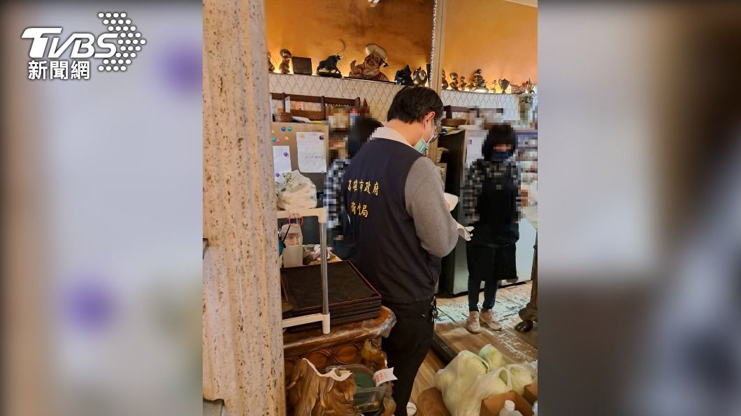 衛生局稽查 餐廳食材放地面.污垢多