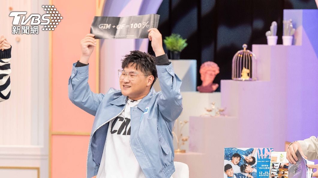 鄭豐毅秀出自己追星的收藏。(圖/TVBS)