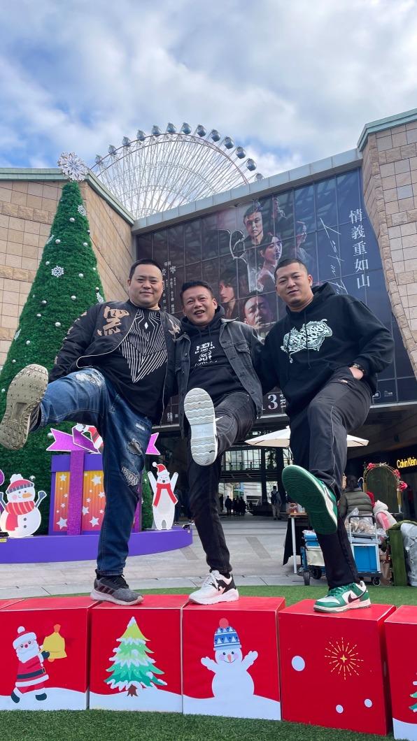 李康生(中)與笑點擔當吳鎮亞(左)、草爺(右)於海報前合影。(圖/禾力文創提供)