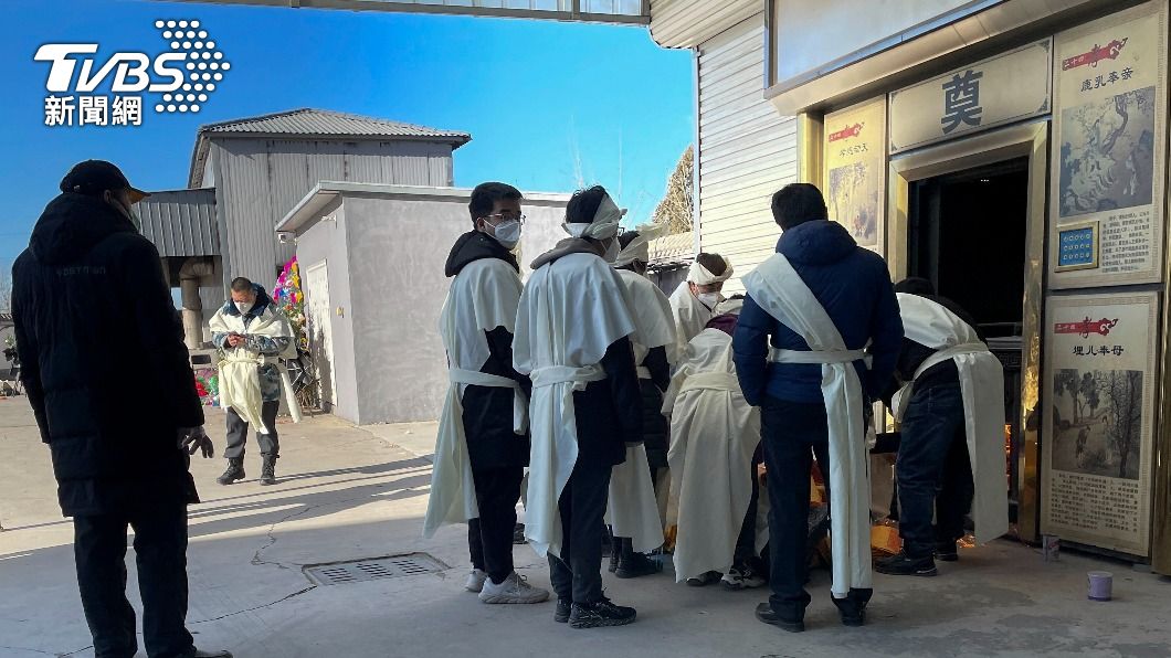 大陸防疫定放寬後,染疫人數飆升。(圖/達志影像美聯社)