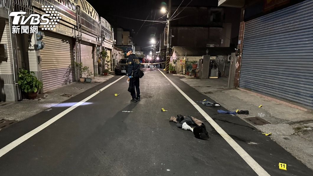 岡山男拿鐮刀砍姪,警急開15槍制止,嫌犯送醫不治。(圖/TVBS)