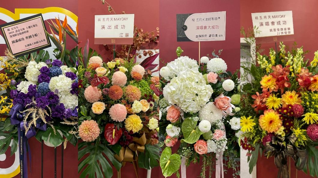 動力火車(左圖)、江蕙、蕭敬騰及林俊傑送上花籃祝福。(圖/陳薈涵攝)