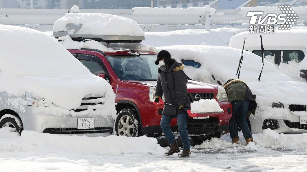 日本多處大雪成災「雪塊擊中老人致死」　已釀9死48傷