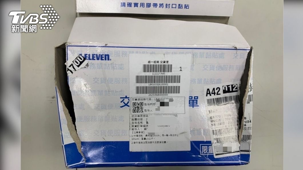 張姓車手接獲指示到超商領取包裹。(圖/TVBS)