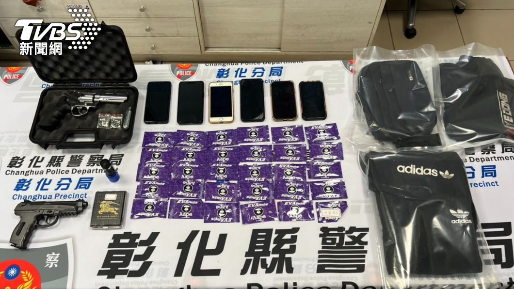 警方查扣槍枝等證物。（圖／TVBS）