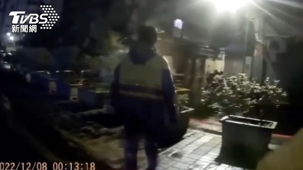 警方獲報趕抵現場。(圖/TVBS)