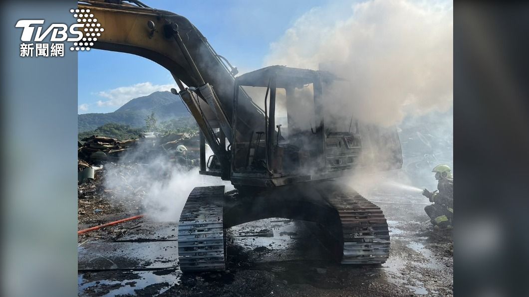 「地面都在震動」八里回收場挖土機起火 爆炸聲嚇壞居民