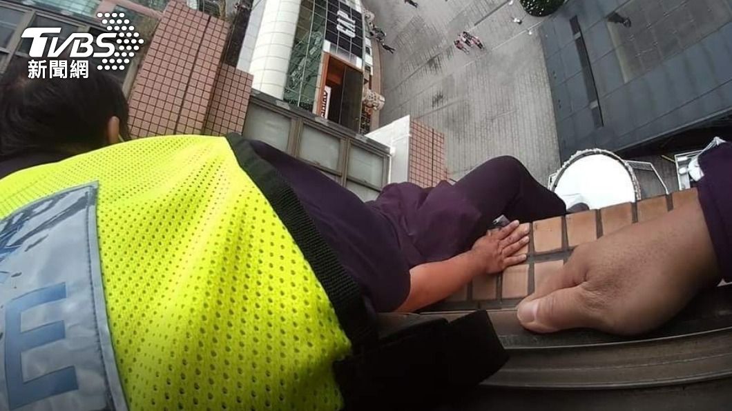 欠債壓力大！男子想不開坐窗台啜泣　警、消鬼門關前救人
