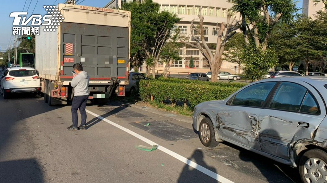 路旁停放的汽車受到波及。（圖／TVBS）