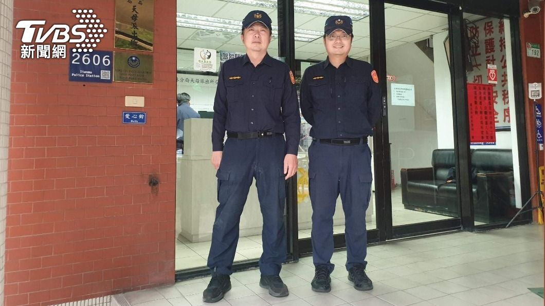 天母派出所警員林建銘(左)、杜縣霖聯手搶救輕生民眾。(圖/TVBS)