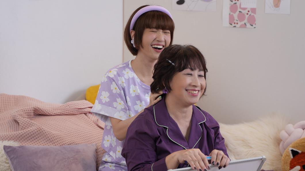 Lulu和媽媽開睡衣趴。(圖/克寧晚安奶粉提供)