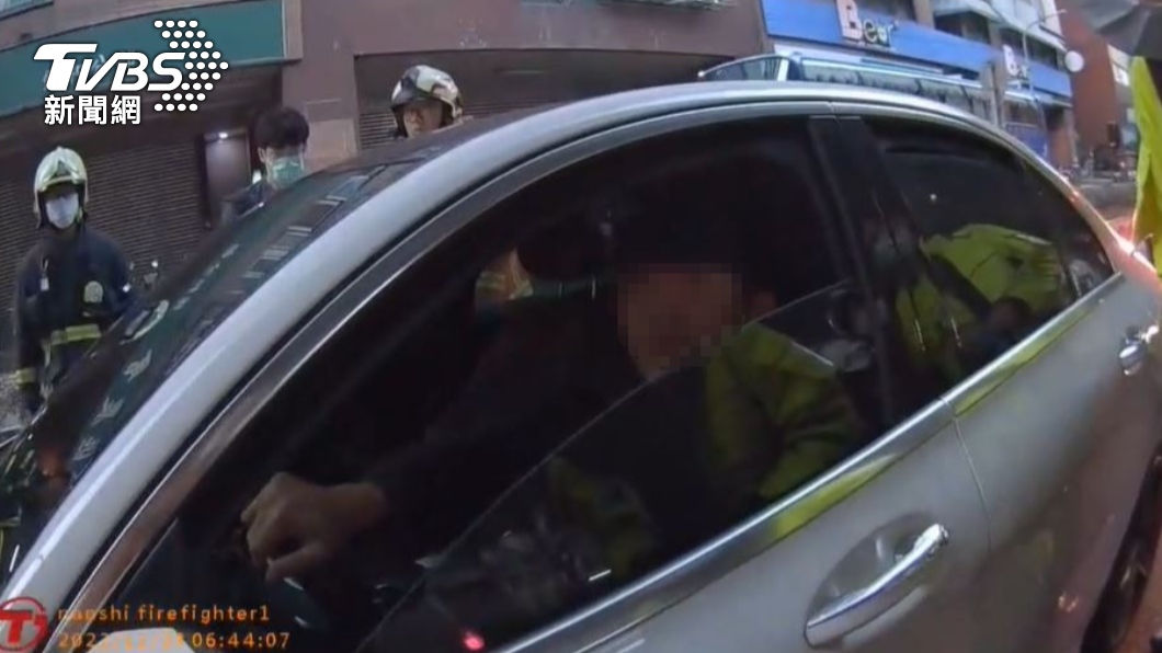開車開到睡著..賓士停路中動也不動　警消拍窗叫醒駕駛
